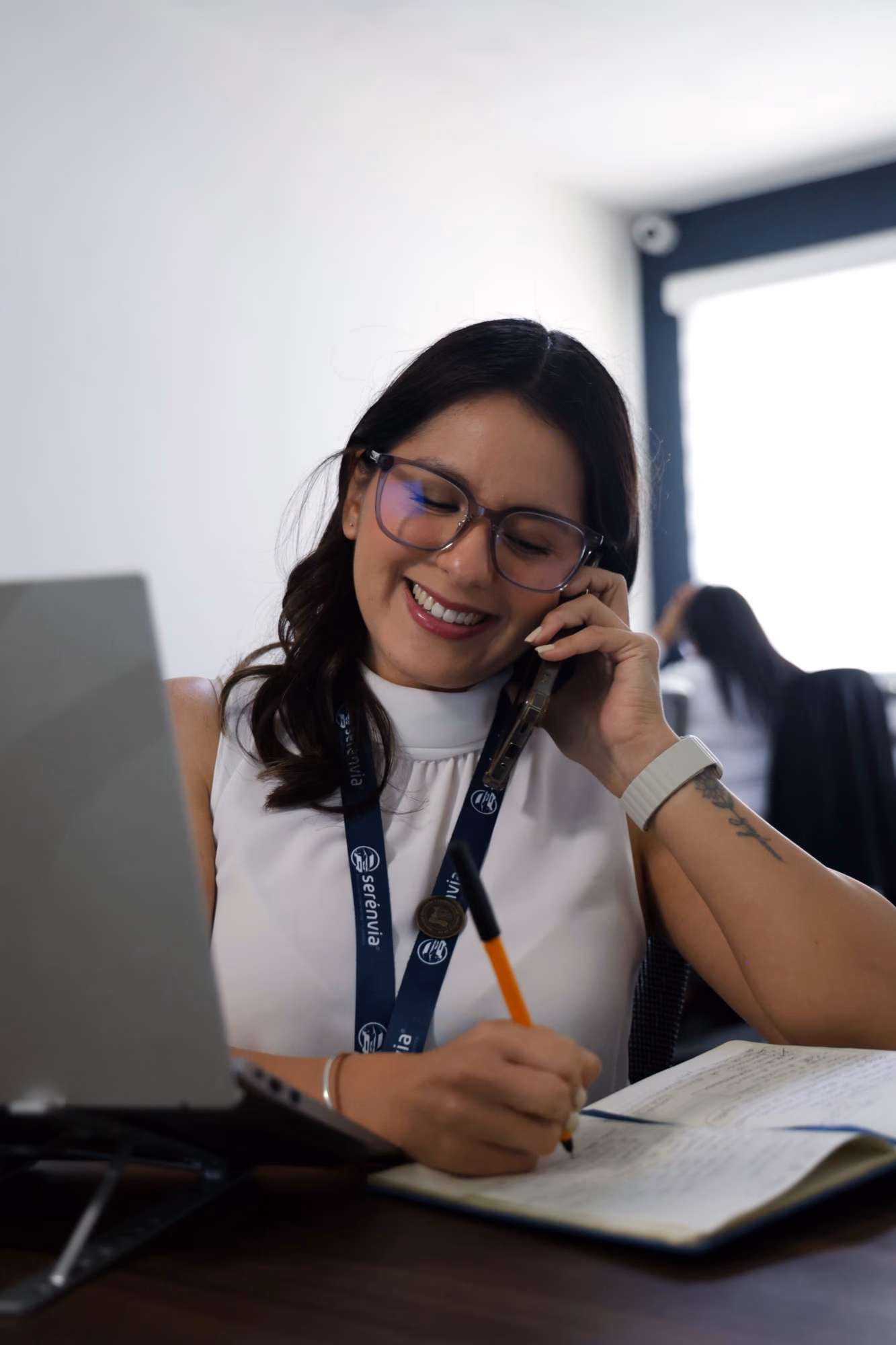 Colaboradora de Serénvia atendiendo una llamada