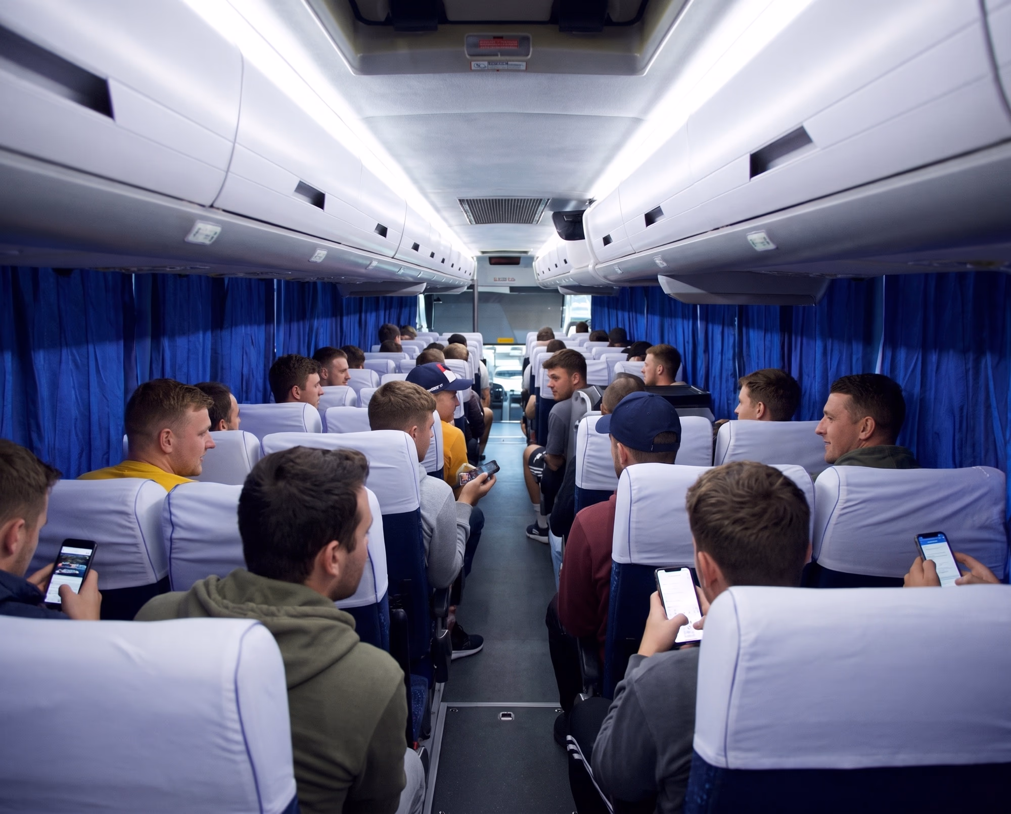 Grupo de pasajeros a bordo de un autobús de turismo