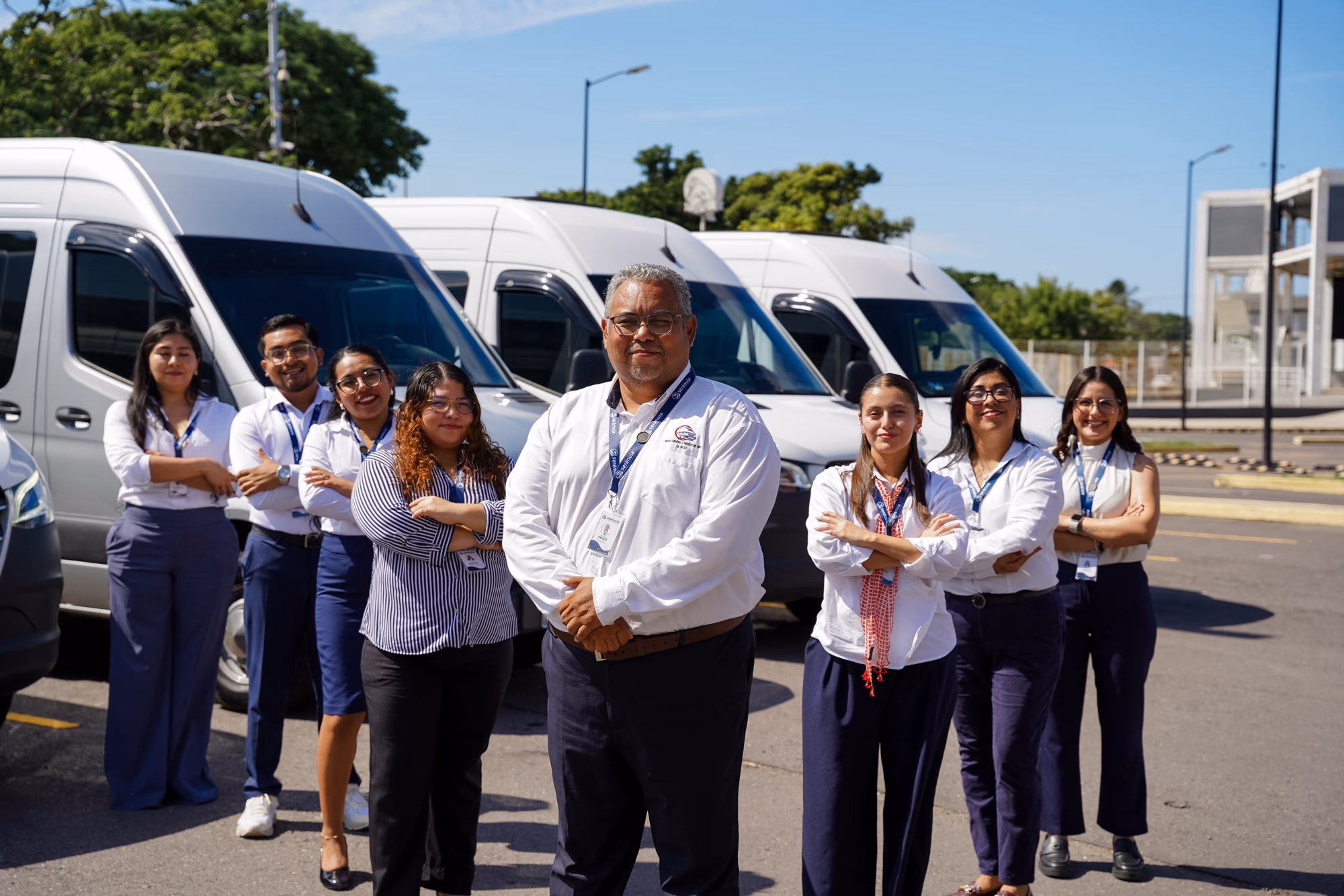 Equipo de Serénvia frente a sus unidades