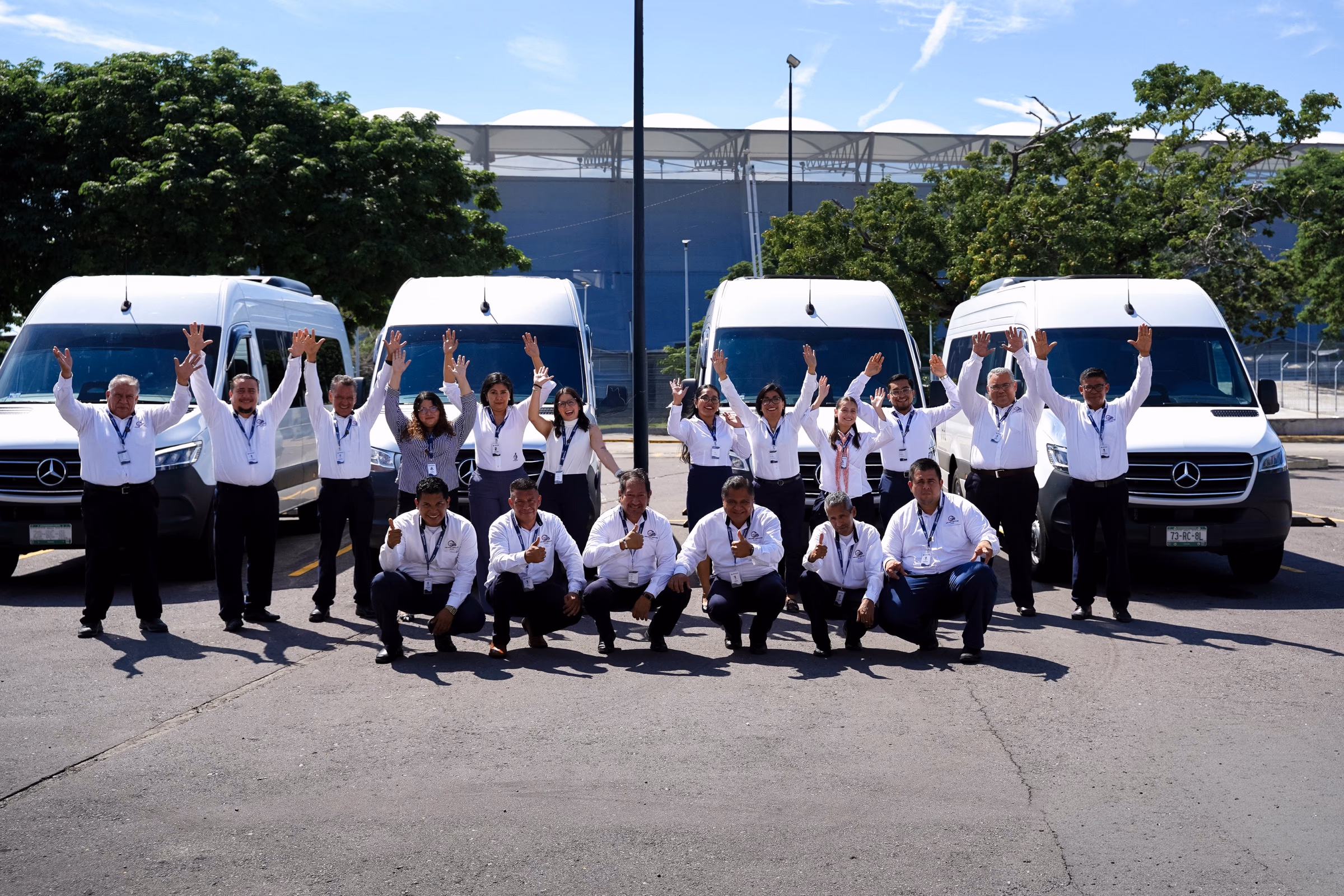 Equipo de Serénvia celebrando frente a sus Sprinter