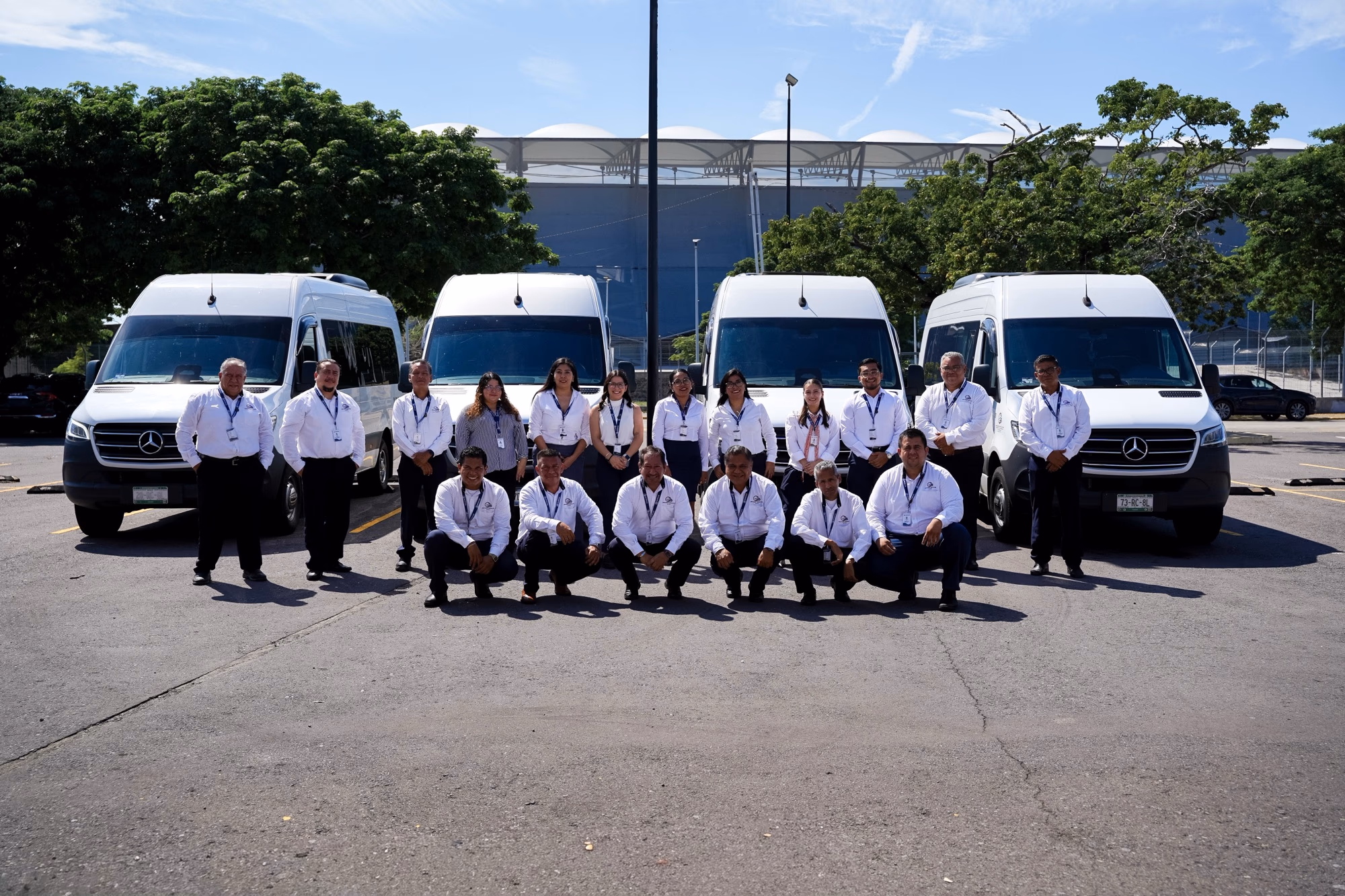 Equipo completo de Serénvia frente a sus Sprinter