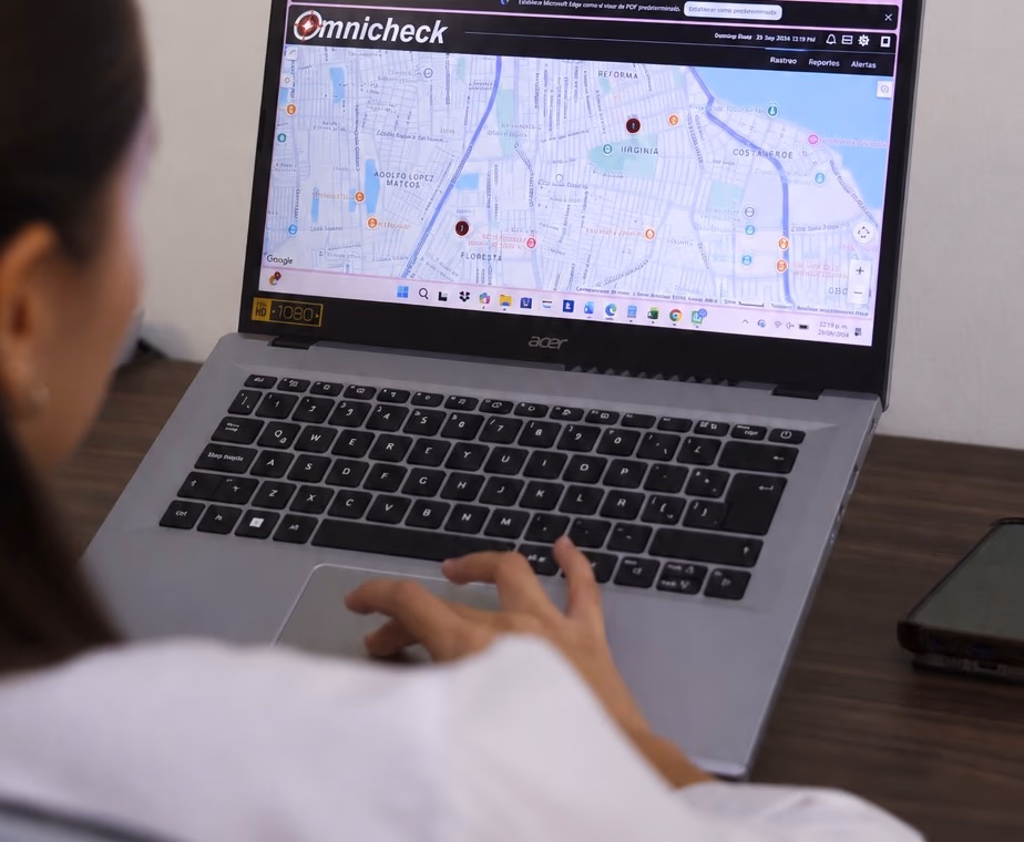 Colaboradora de Serénvia dando seguimiento a las unidades en el mapa de monitoreo