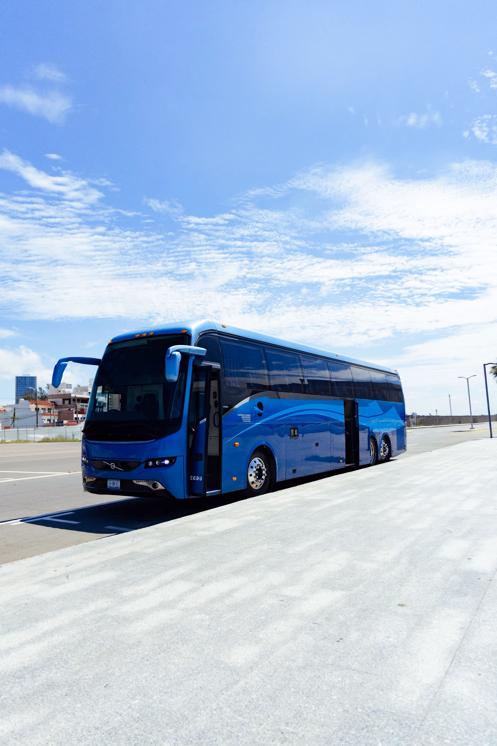Autobús de turismo operado por Serénvia, estacionado en Veracruz