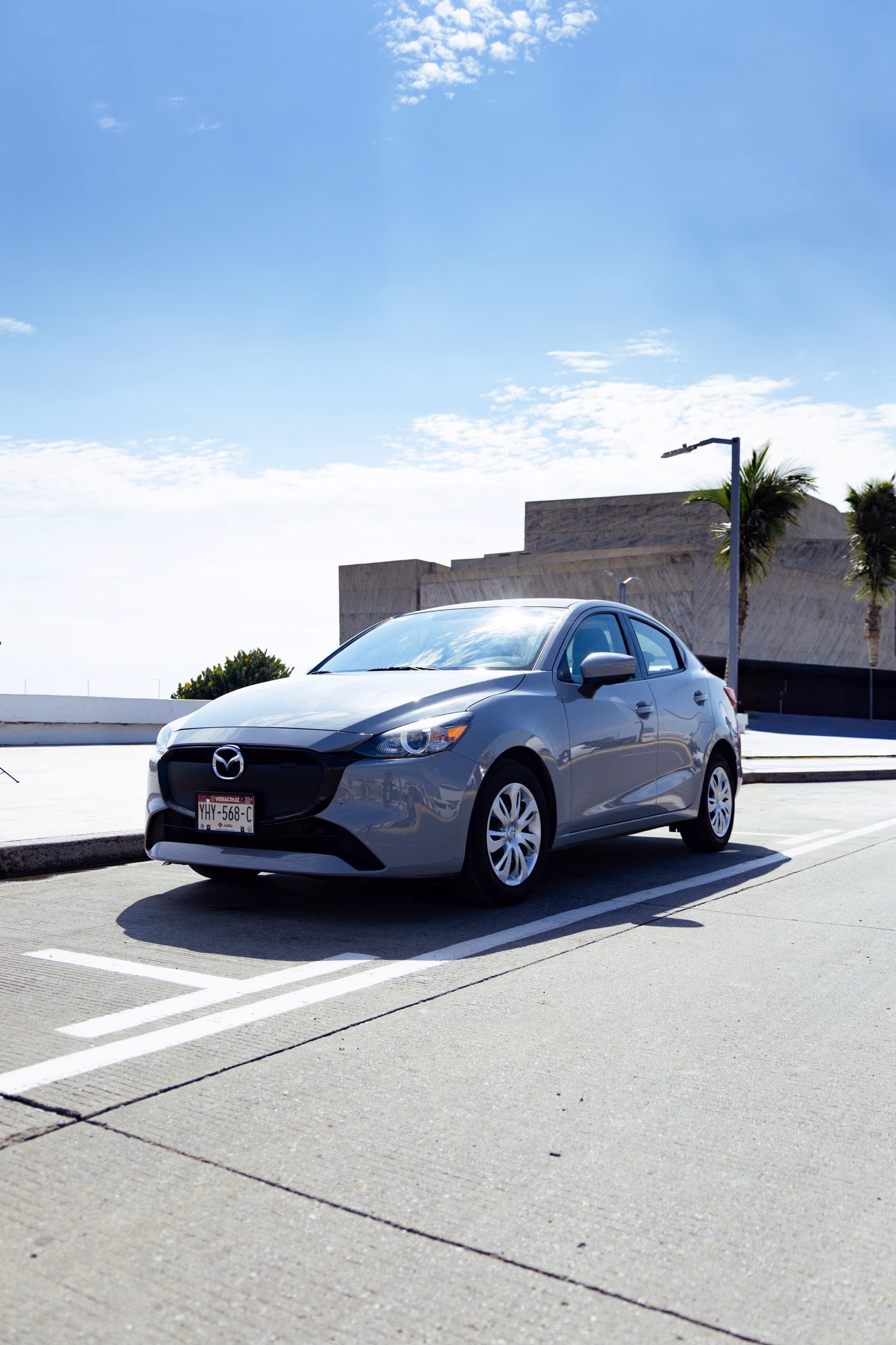 Sedán ejecutivo Mazda de Serénvia en vista tres cuartos