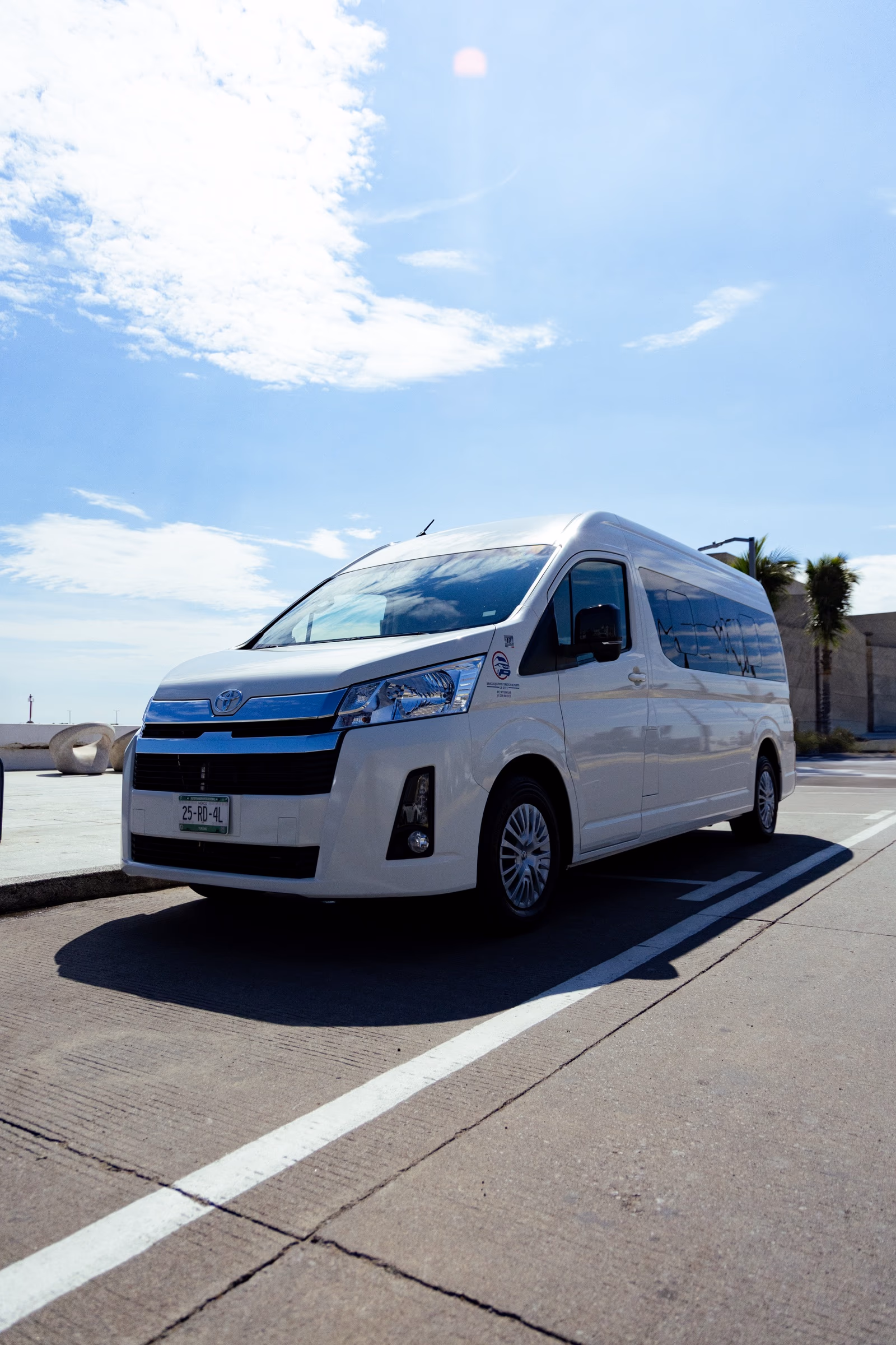 Van Toyota Hiace de Serénvia en vista tres cuartos
