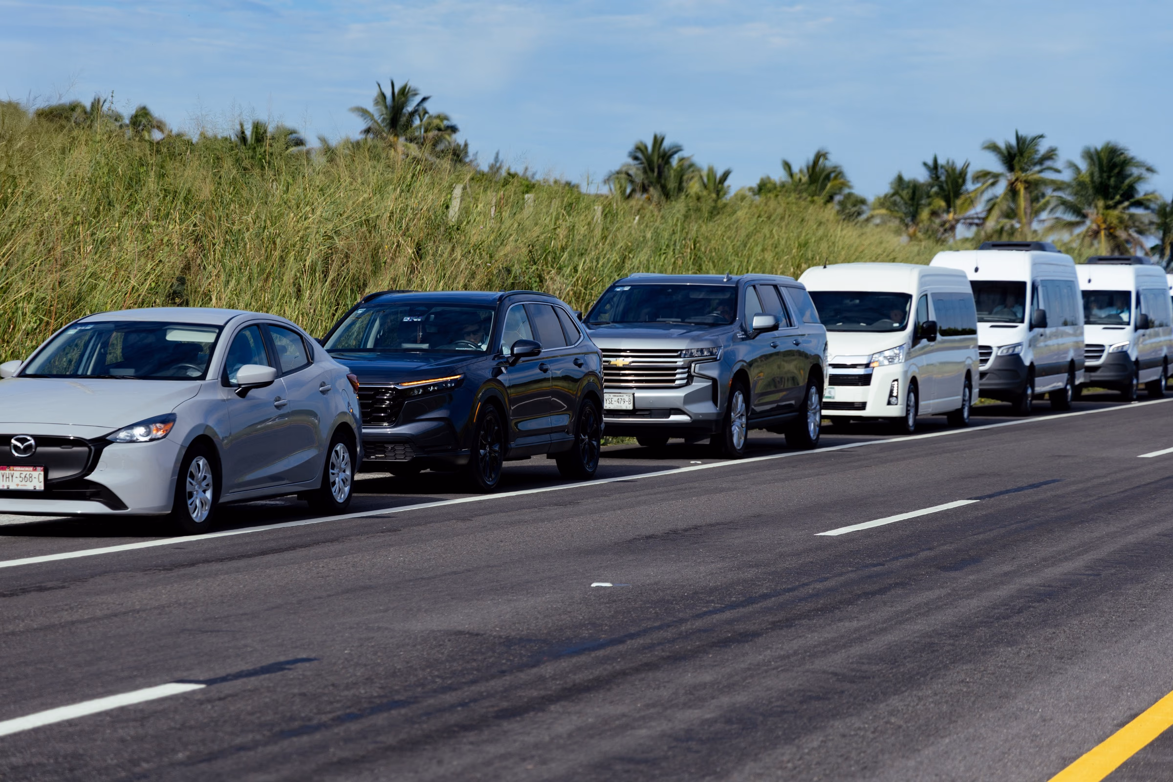 Sedán, SUV, Suburban, van y Sprinter de Serénvia formados en carretera